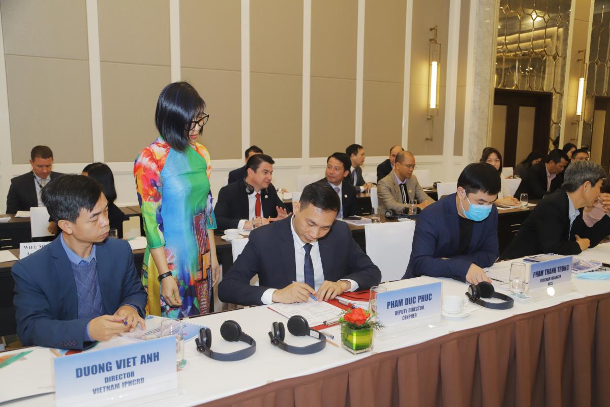 Dr. Pham Duc Phuc -  Deputy Director of Center for Public Health and Ecosystem, Coordinator of Vietnam One Health University Network is signing in the Agreement